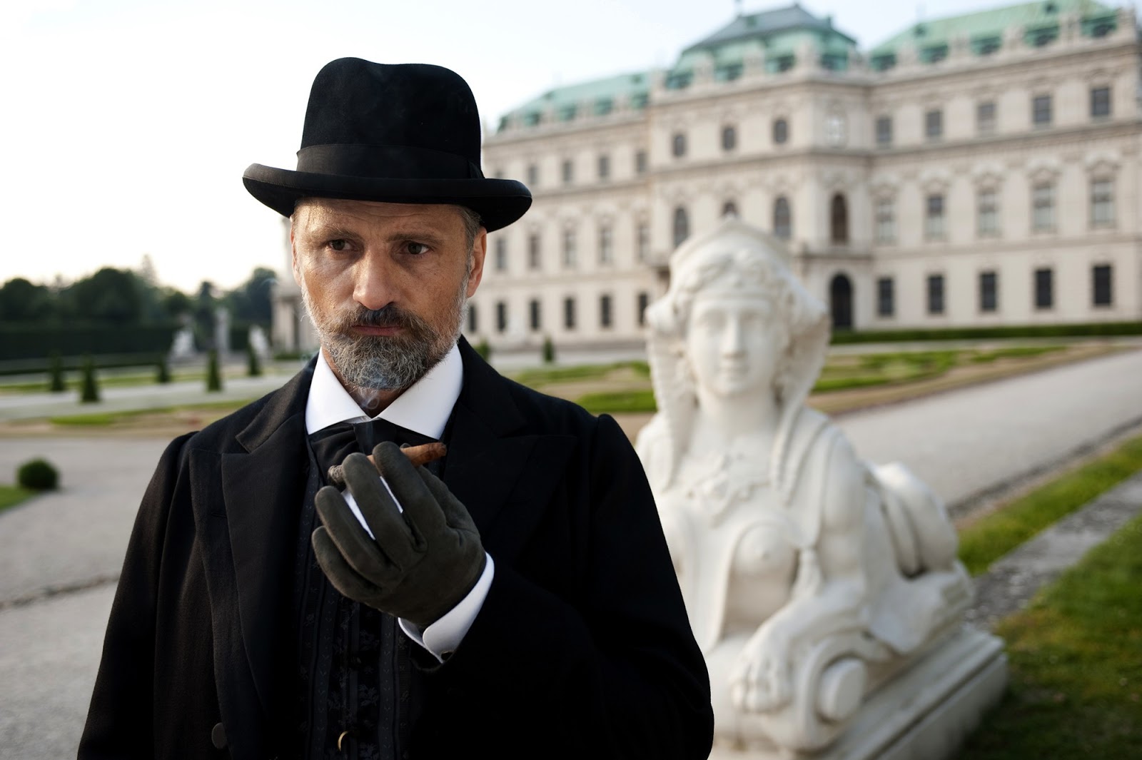 http://1.bp.blogspot.com/-27k6MIvgR3s/T1AI9MwM1PI/AAAAAAAAAMw/exL7A6AqJBc/s1600/a-dangerous-method-viggo-mortensen-6ddfc.jpg