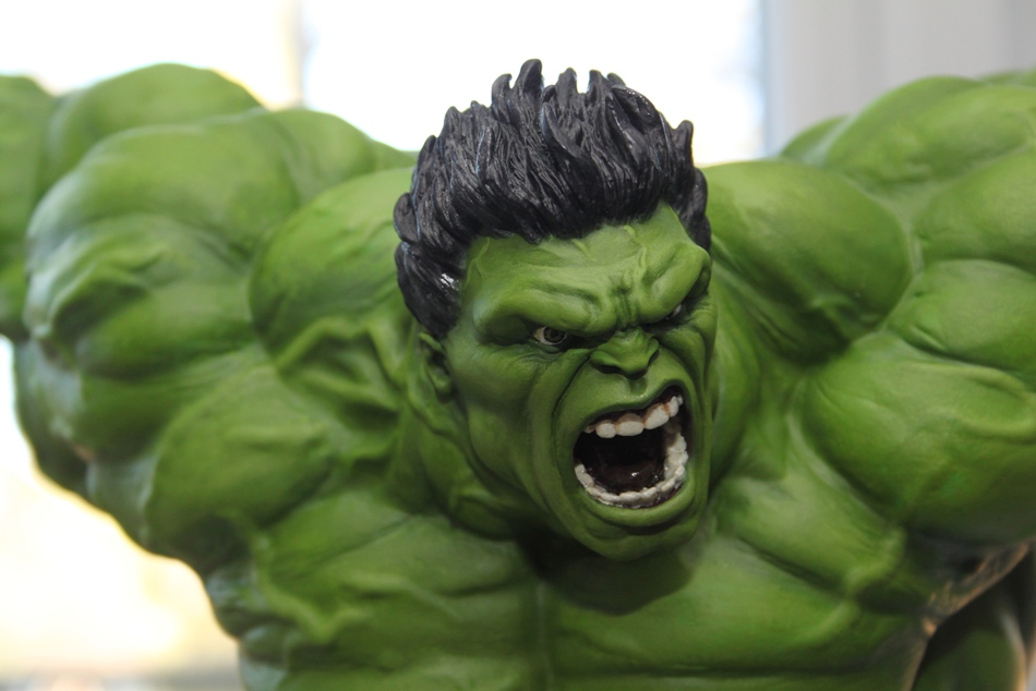 The Incredible Hulk Comiquette (red to green) - Statue Forum