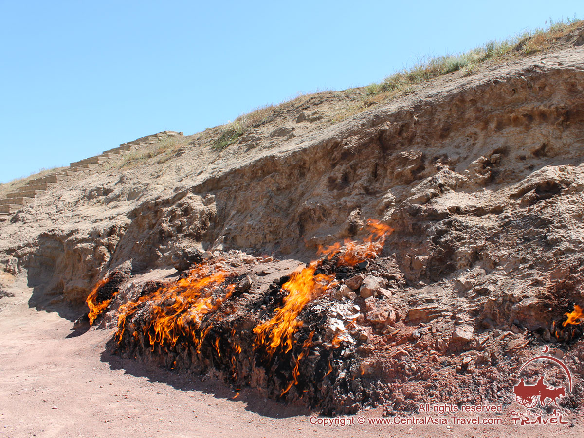 супервулкан арт. вулканический пейзаж. огненная гора янардаг. известняковый холм янардаг. арт вулкан пустошь.