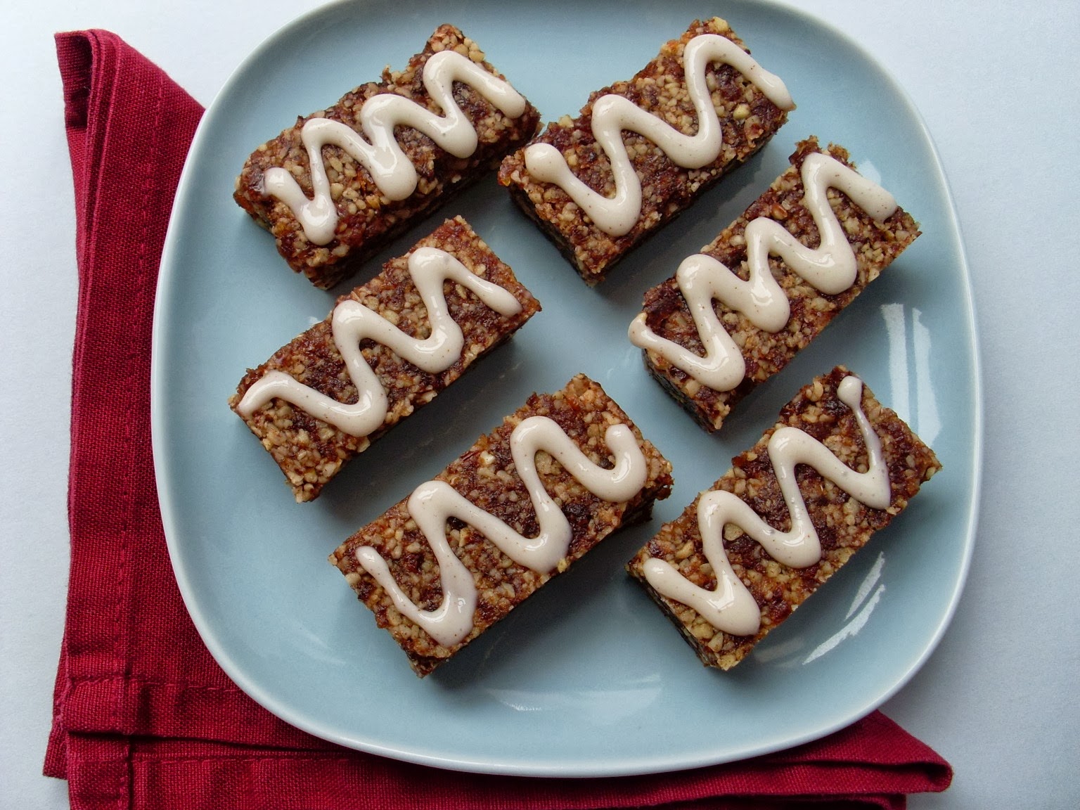 Cakeyboi Healthy Snack Alert! Cinnamon Bun Larabars