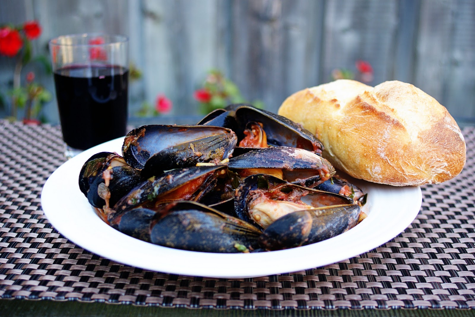 Spicy Steamed Mussels with Garlic & Herbs