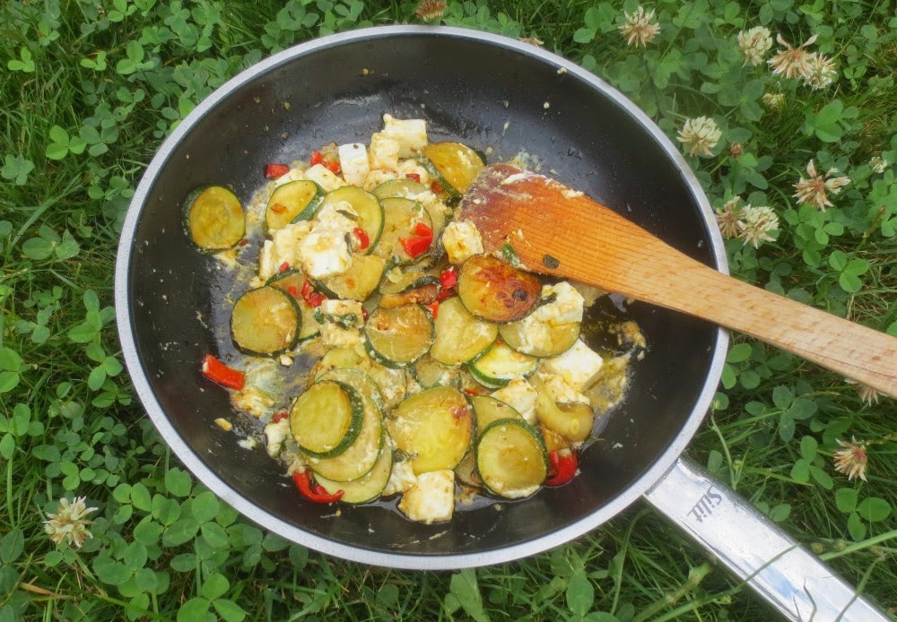 Barbaras Spielwiese: Zucchini mit Feta, aus der Pfanne