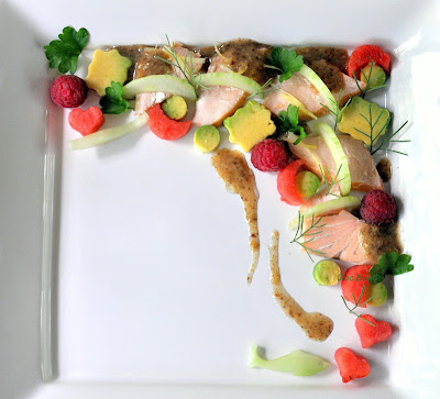Warm geräucherter Lachs mit Avocado und Melone Lachs mit Avocado und Melone