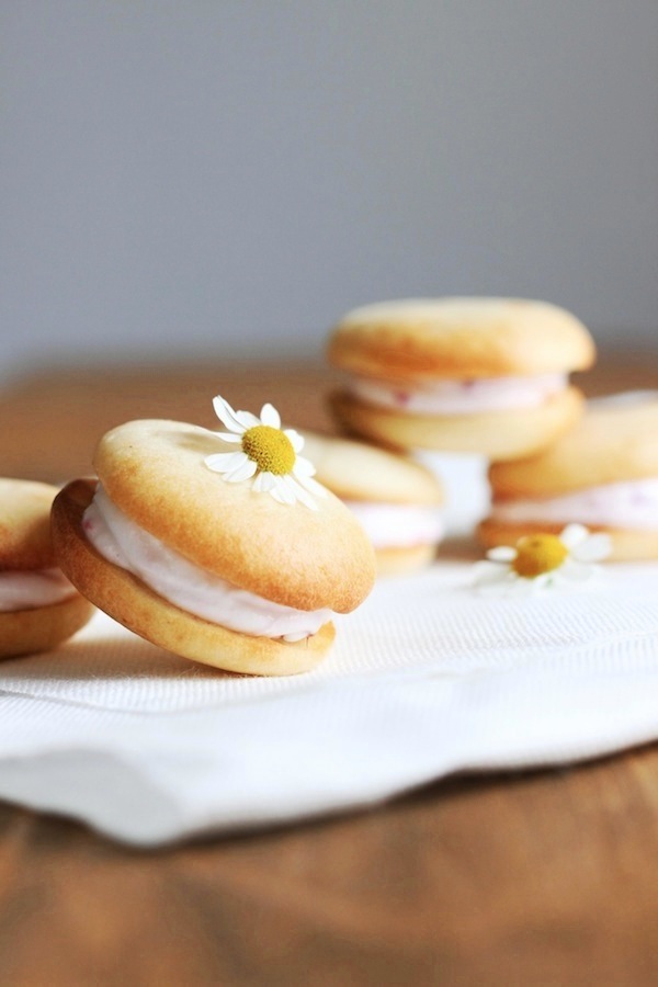 Tati Cupcake: Whoopie Pies mit Himbeer-Quark-Füllung.