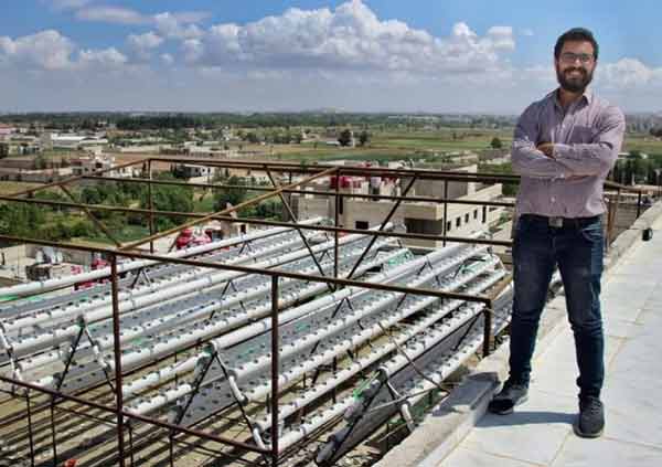 طالب هندسة سوري يؤسس مزرعة من دون تراب على سطح منزله.