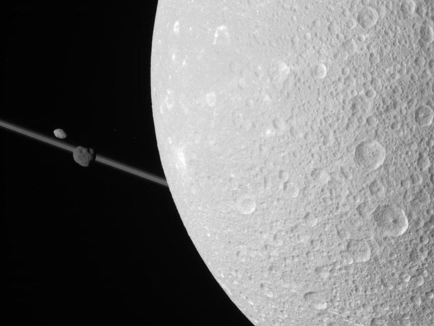 Imagens da órbita da Lua Dione de Saturno