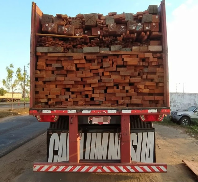 PRF apreende caminhão carregado de madeira; Carga era ilegal e estava acima do peso permitido