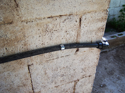 Sujección tubo para traída de agua a una pared mediante agarradera