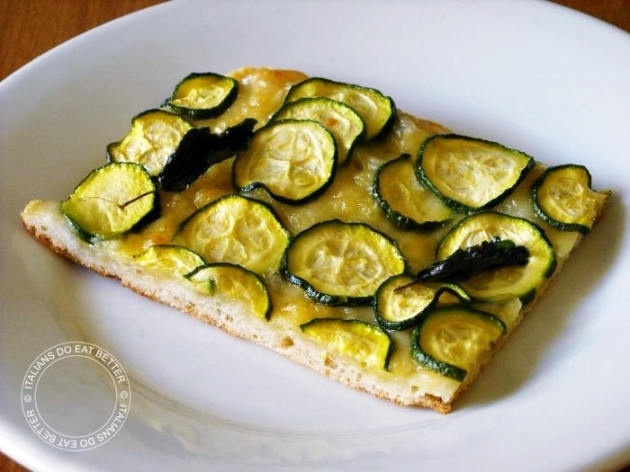 ITALIANS DO EAT BETTER PIZZA DI FARRO CON ZUCCHINE E FORMAGGIO