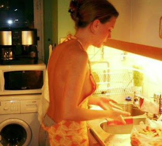 Femei goale în bucătărie