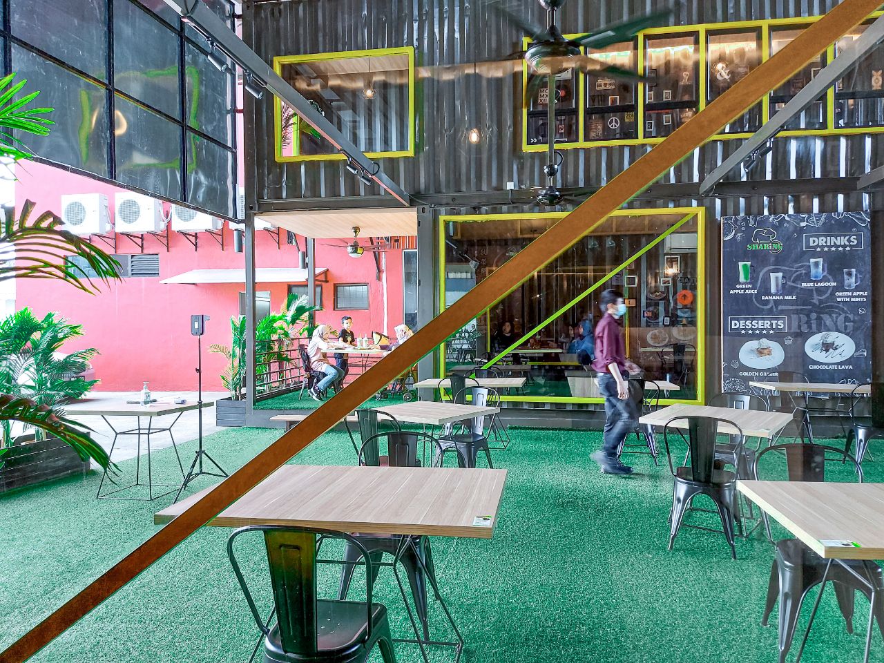 SYAZWANI RADZI Sharing Western Food at Nilai 3