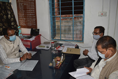 DM In Mohda Block मोहड़ा ब्लॉक में डीएम, District Officer Abhishek Singh inspected the Mohada Block and Zonal Office today, anjnewsmedia online