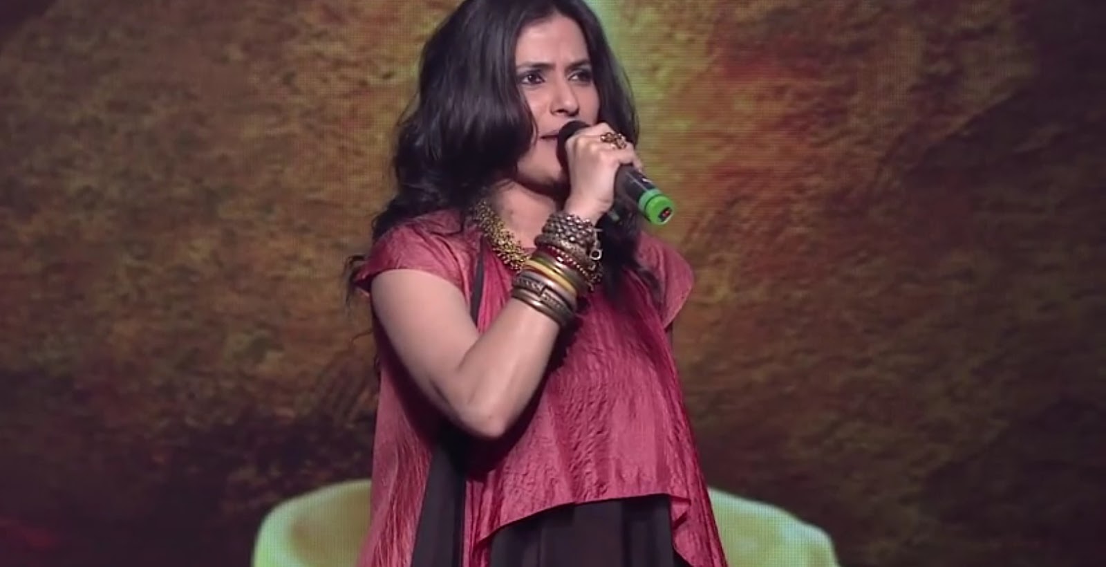 Sona Mohapatra Fans Famous Rupaiya Song From Aamir Khans Famous Show
