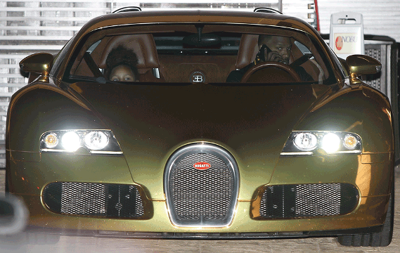 Jamie Foxx takes his 7yr old out on a ride in his $2million Bugatti