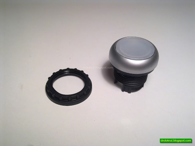 Ненажатая белая плоская головка кнопки с подсветкой и фиксацией Eaton M22-DRL-W серии Moeller RMQ-Titan