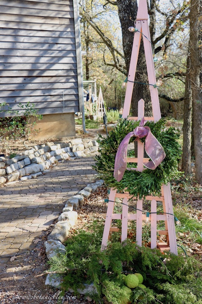 Botanic Bleu Peach Trellis Christmas Greenery