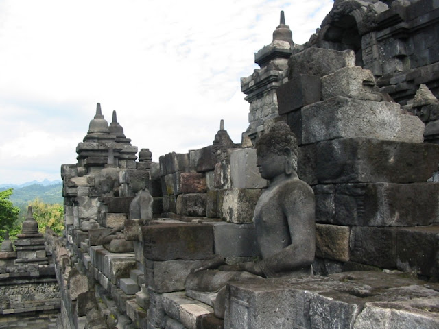Borobudur - Buddhastatuen mit traumhaft schöner Landschaft im Hintergrund Borobudur - Buddhastatuen mit traumhaft schöner Landschaft im Hintergrund