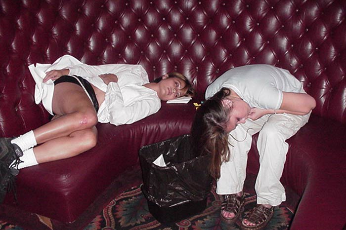 Две пьяные спящие. Пьяные девушки и женщины. Фото пьяных спящих девушек.