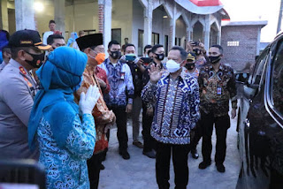 Ketum PKK Pusat Tri Tito Karnavian Door To Door Bagikan Masker di Kampung Nelayan Ketum PKK Pusat Tri Tito Karnavian Door To Door Bagikan Masker di Kampung Nelayan