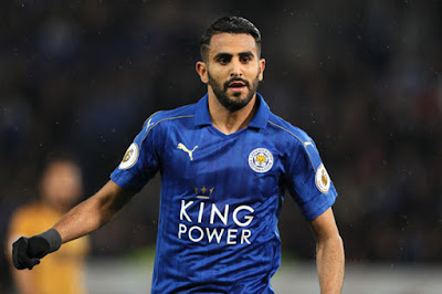   Biografi Riyad Mahrez     Biodata   Nama Lengkap : Riyad Mahrez  Nama Akrab : Mahrez  Tanggal Lahir : 21 Februari 1991  Tempat Lahir : Sarcelles, Perancis  Kebangsaan : Aljazair  Tinggi Badan : 178 cm  Klub Saat ini : Leicester City  Posisi Bermain : Penyerang  Nomor Punggung : 26  Biografi   Riyad Mahrez adalah pemain bola kelas internasional yang lahir pada tahun 1991 di Sarcelles, Prancis.Mulai tahun 2009 hingga 2010 ia bermain di Quimper. Pada bulan Januari 2010 hingga tahun 2013 ia bermain Le Havre II. Juga dirangkap bermain di Le Havre inti pada tahun 2011 hingga tahun 2014. Kemudian pada tahun 2014 Riyad Mahrez bermain untuk club Leicester City yang berada di Liga Inggris.  Riyad Mahrez berada di bagian winger. Pemain winger beroprasi di pinggir lapangan yang bertugas untuk memberikan bola kepada striker yang telah siap menerima bola di depan. pemain winger ini biasanya memiliki akselerasi dan kecepatan yang cukup tinggi dibanding pemain lain, agar bisa bersaing dengan pemain winger lawan ketika adu lari.  Riyad Mahrez yang merupakan striker asal Aljazair ini menjadi top skorer sementara pada liga Primer Inggris 2015. Riyad Mahrez mempunyai kemampuan untuk menggiring bola dengan cukup lama dan mampu mengecoh pertahanan lawan dan sering membuat lawan kesusahan. Hal
