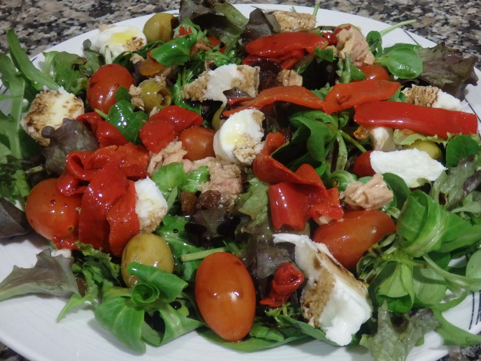 OSUKAA IS COOKING ENSALADA CON MOZZARELLA LIGHT Y PIMIENTO ROJO ASADO