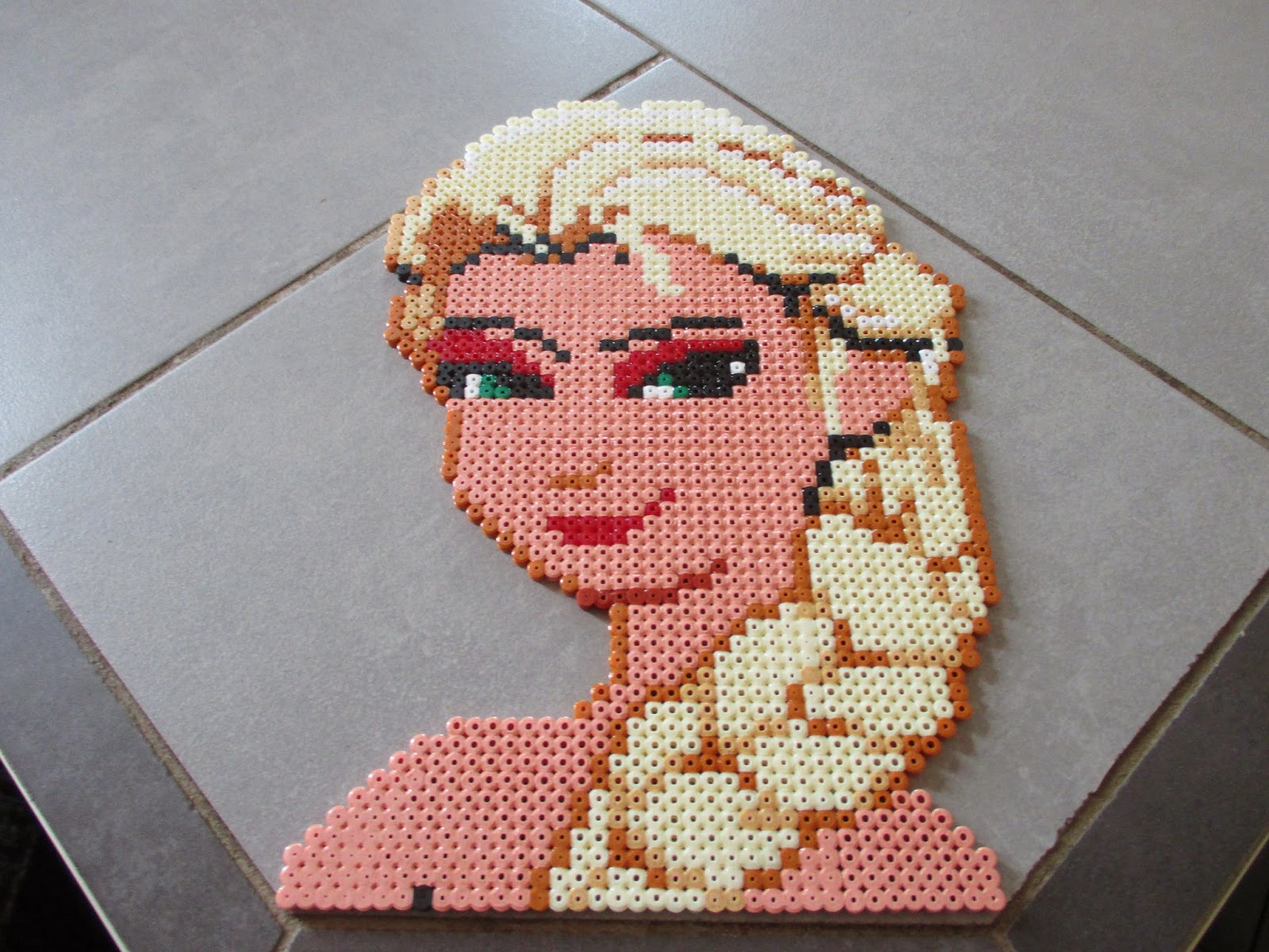 pixel art en perle hama: la reine des neiges en perles à repasser