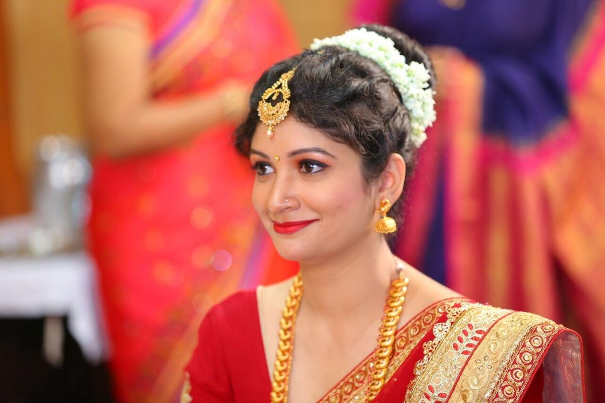 प्रतिमेत याचा समावेश असू श्‍ाकतो: 1 व्‍यक्ती, उभा आहे | Wedding blouse  designs, Wedding saree indian, Indian bridal hairstyles