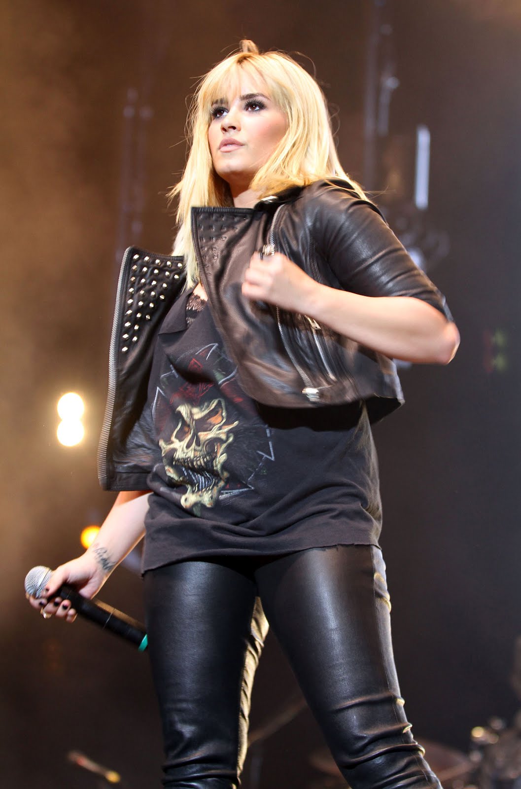 Hot Female Celebrities: Demi Lovato Hot In Leather Pants Performing At