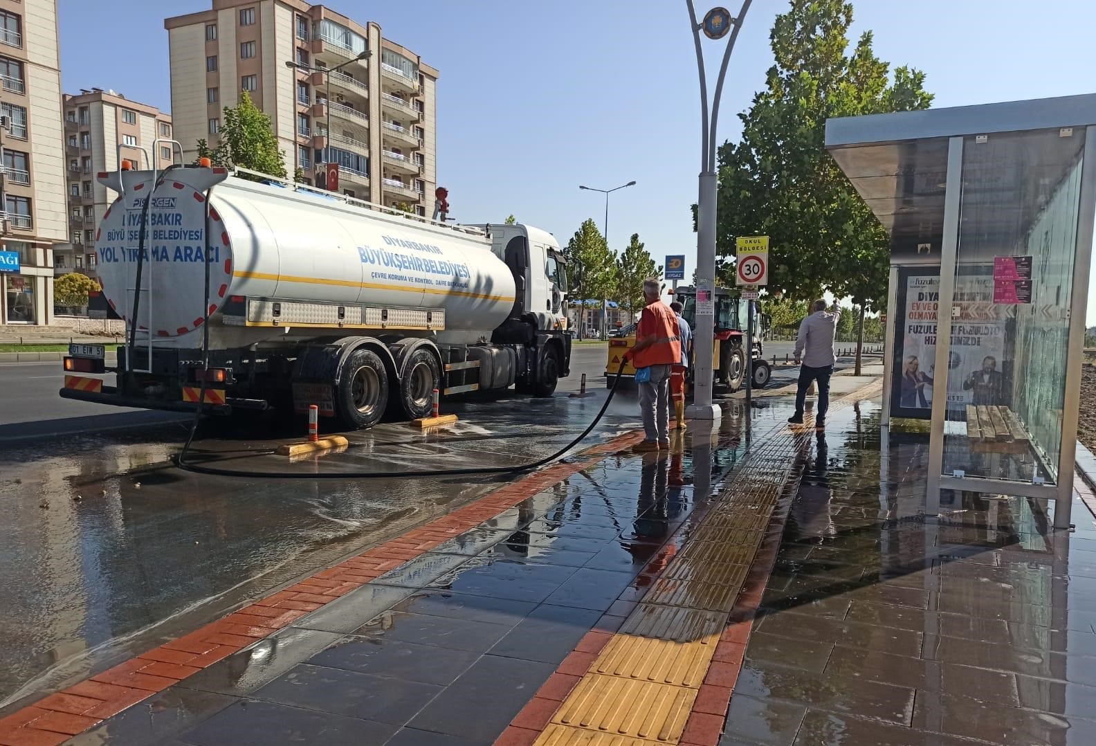 Diyarbakır Büyükşehir Belediyesinden Bağlar'da Covid-19 temizliği