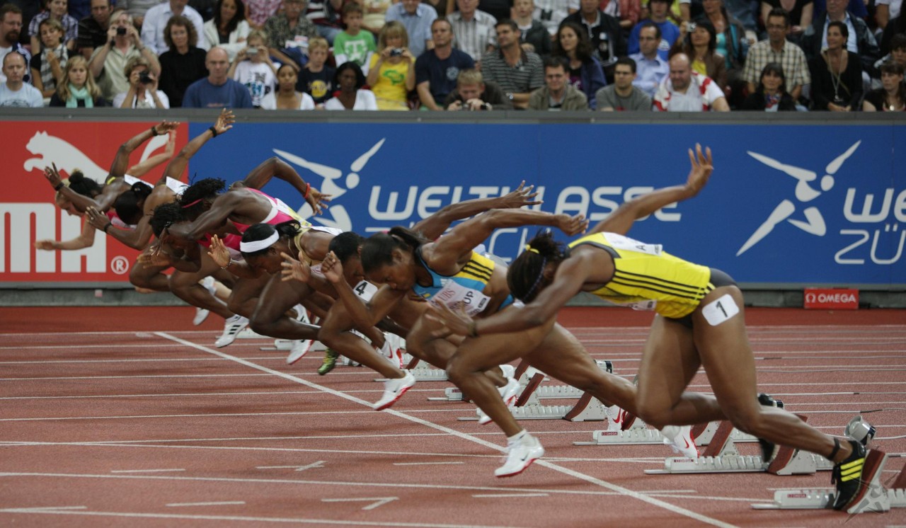 Спринт время. 100 Метров спринт женщины. Мировой рекорд 100м среди женщин. Женщины бег 100м. Соревнования спринт женщины 100 метров.