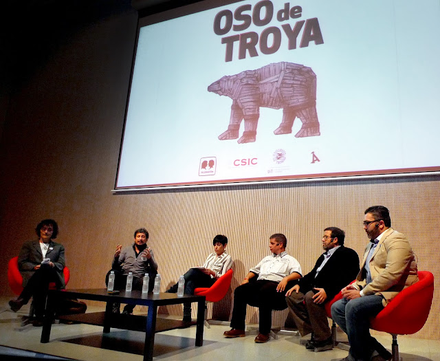 Mónica Lalanda,Luis Resines (Pelopantón) habla sobre ‘El oso de Troya’, cómic sobre el cambio climático (CSIC). Pampa García Molina, Agencia Sinc. ’Evolucionando’, sección de Ciencia de ‘Radio o lo que sea’  Daniel Olías y Rogelio Sánchez -Podcasts de ciencia-. Kike Silva, La Buhardilla