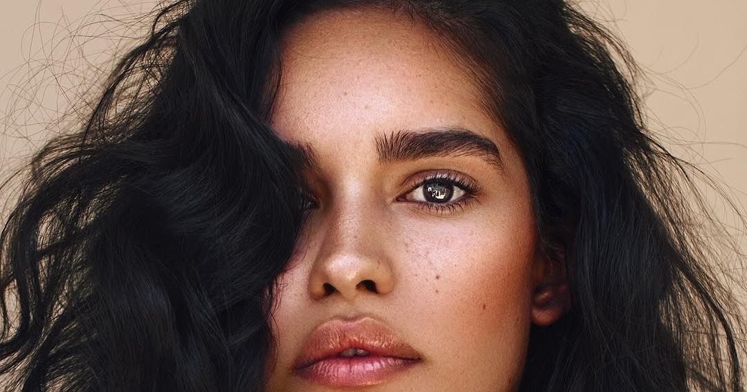 siyah sac rengi kimlere yakisir