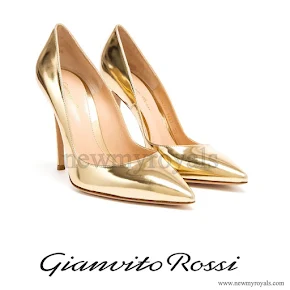 Crown-Princess Mary wore Gianvito Rossi Gold Patent Leather Pointed Pumps
