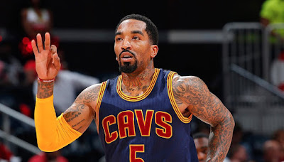 Biografi J.R. Smith Biografi J.R. Smith Earl Joseph Smith III atau yang dikenal dengan nama J.R. Smith. Lahir di Freehold Borough, New Jersey pada 9 September 1985. Ia adalah seorang pemain basket profesional Amerika Serikat berposisi Shooting Guard yang bermain untuk Cleveland Cavaliers di NBA. Kehidupan Pribadi & Keluarga Smith adalah anak dari pasangan Ida dan Earl Smith, dan memiliki 3 saudara laki - laki dan 2 saudara perempuan. Adiknya Chris Smith bermain Manhattan dan Louisville, kemudian bermain sebentar untuk New York Knick pada 2013-2014. Pada bulan Agustus 2016, Smith menikahi Jewel Harris. Pasangan ini memiliki 3 anak perempuan : Demi, Peyton dan Dakota. Karir saat di SMA Smith bermain basket untuk pertama kali di Sekolah Tinggi Lakewood. Dia kemudian dipindahkan ke Sekolah Persiapan Saint Benediktus dan bermain basket disana juga. Selama dia bermain, dia rata - rata mengumpulkan 27 poin, 6 rebound dan 5 assist. Pada musim gugur pada tahun 2003, Smith menandatangani Letter of Intent untuk bermain basket perguruan tinggi dengan North Carolina Tar Heels. Pada bulan April 2004, setelah mencetak 25 poin di McDonald's All-American Game. Smith memutuskan untuk tidak kuliah dan menyatakan dirinya memenuhi syarat draf NBA. Smith
