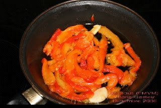  Entrecot a la plancha con patatas fritas y <strong>pimiento morrón</strong> 
