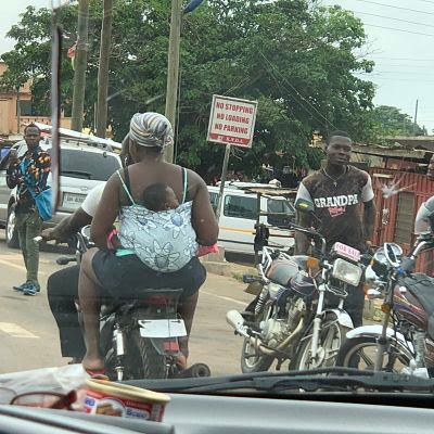 en moto sin casco ghana
