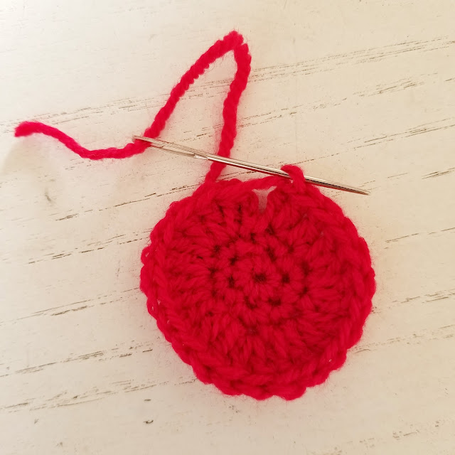 How to invisible join at the end of a round; crochet pattern tutorial by Susan Carlson of Felted Button | Colorful Crochet Patterns How to invisible join at the end of a round; crochet pattern tutorial by Susan Carlson of Felted Button | Colorful Crochet Patterns
