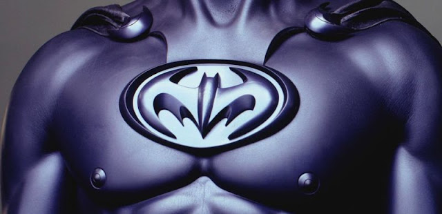  El director de Batman & Robin por fin explica cómo se tomó la decisión de ponerle pezones al traje de Batman