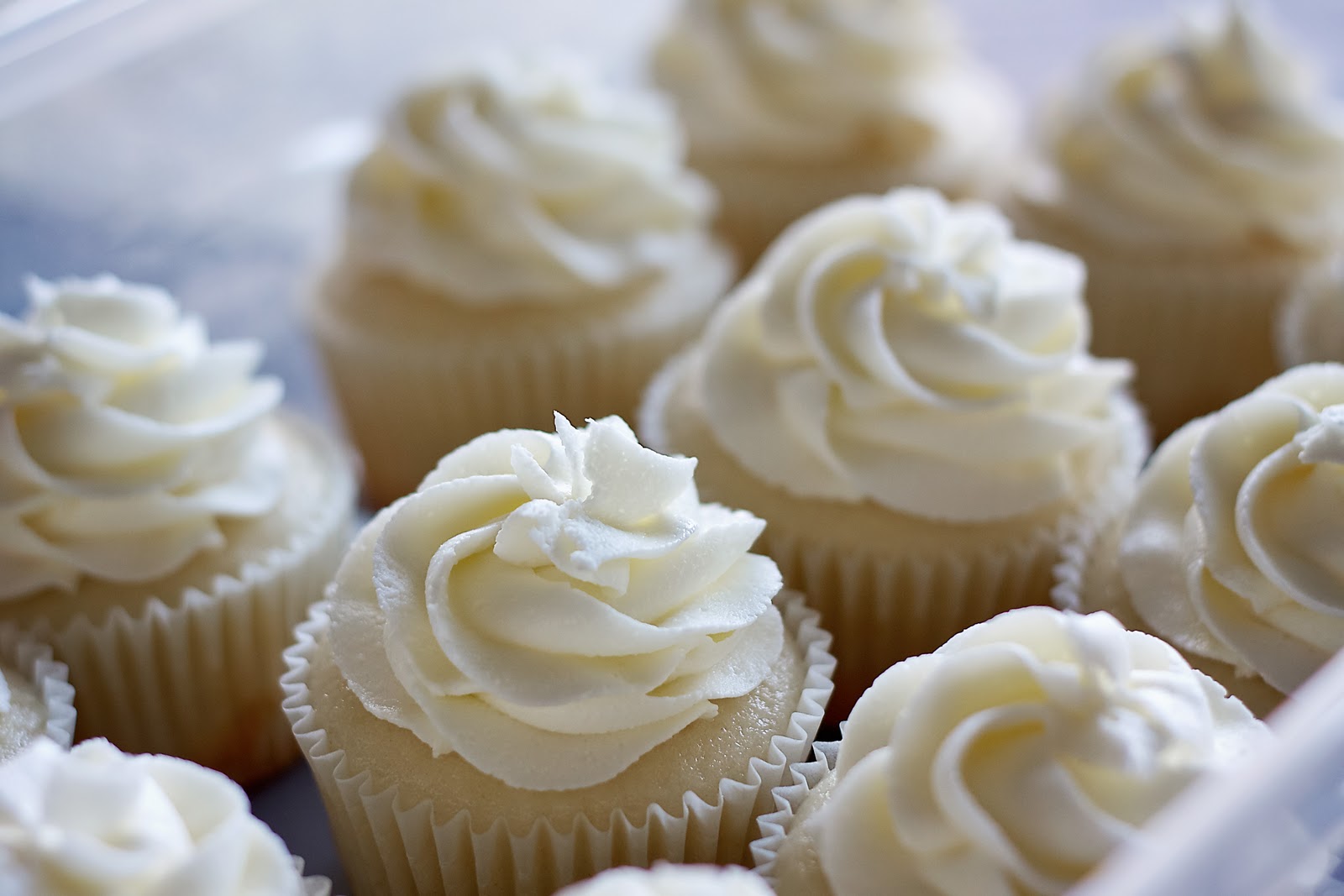 Simply Cupcakes: White Wedding Cake Cupcakes