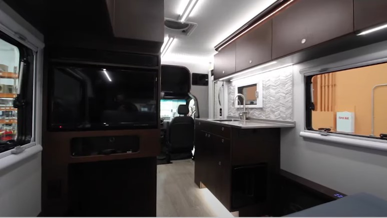 增加電動桌與天窗─Advanced RV 推出 B Box 2 露營車屋 | SanjiNoir 黑侍樂讀