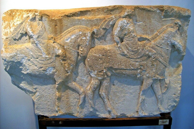 Фрагмент рельефа V века до н.э. с изображением греческих или лидийских всадников. Археологический музей, Анталья.