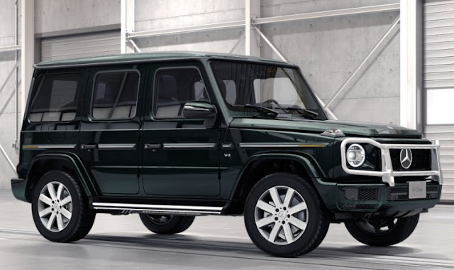 Here we go with another shade of green color for the 2021 Mercedes G 550 that's called Emerald Green metallic. So, this standard green color for the 2021 G-Class is a little bit darker and it goes a little bit more toward the black.