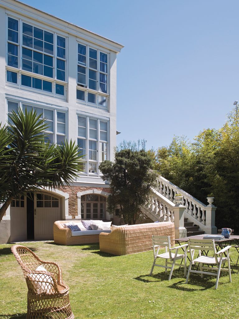 A modernist Indian style house in Spain