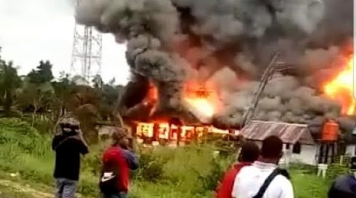 Tak Terima Pengumuman Hasil CPNS, Kantor Disnaker Keerom Dibakar Massa