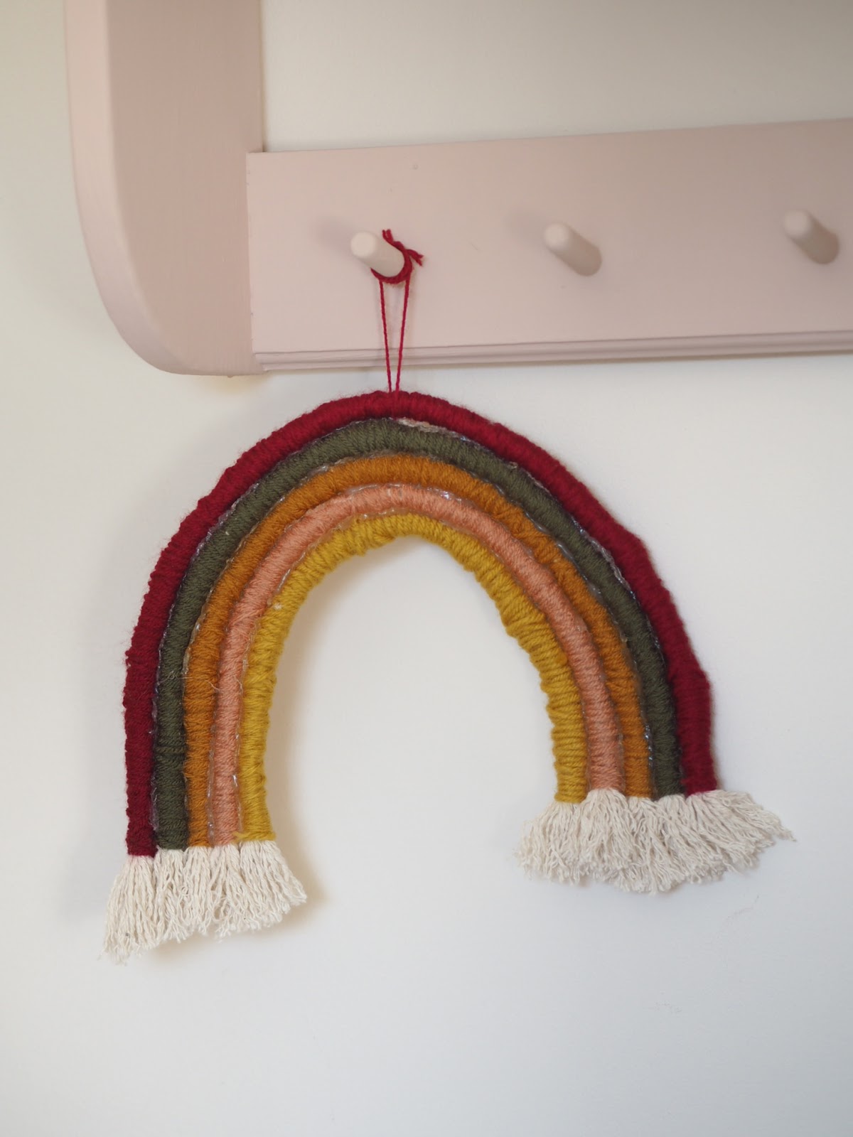 DIY crafting tutorial on how to make a rope yarn rainbow shaped wall hanging, perfect for a Childs nursery or playroom. Crafting project using wool, glue glue, rope, wire. Simple crafting project perfect for beginners