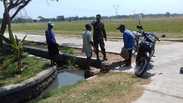 Babinsa Koramil 23 Ceper Bersama Poktan Cek Saluran Irigasi