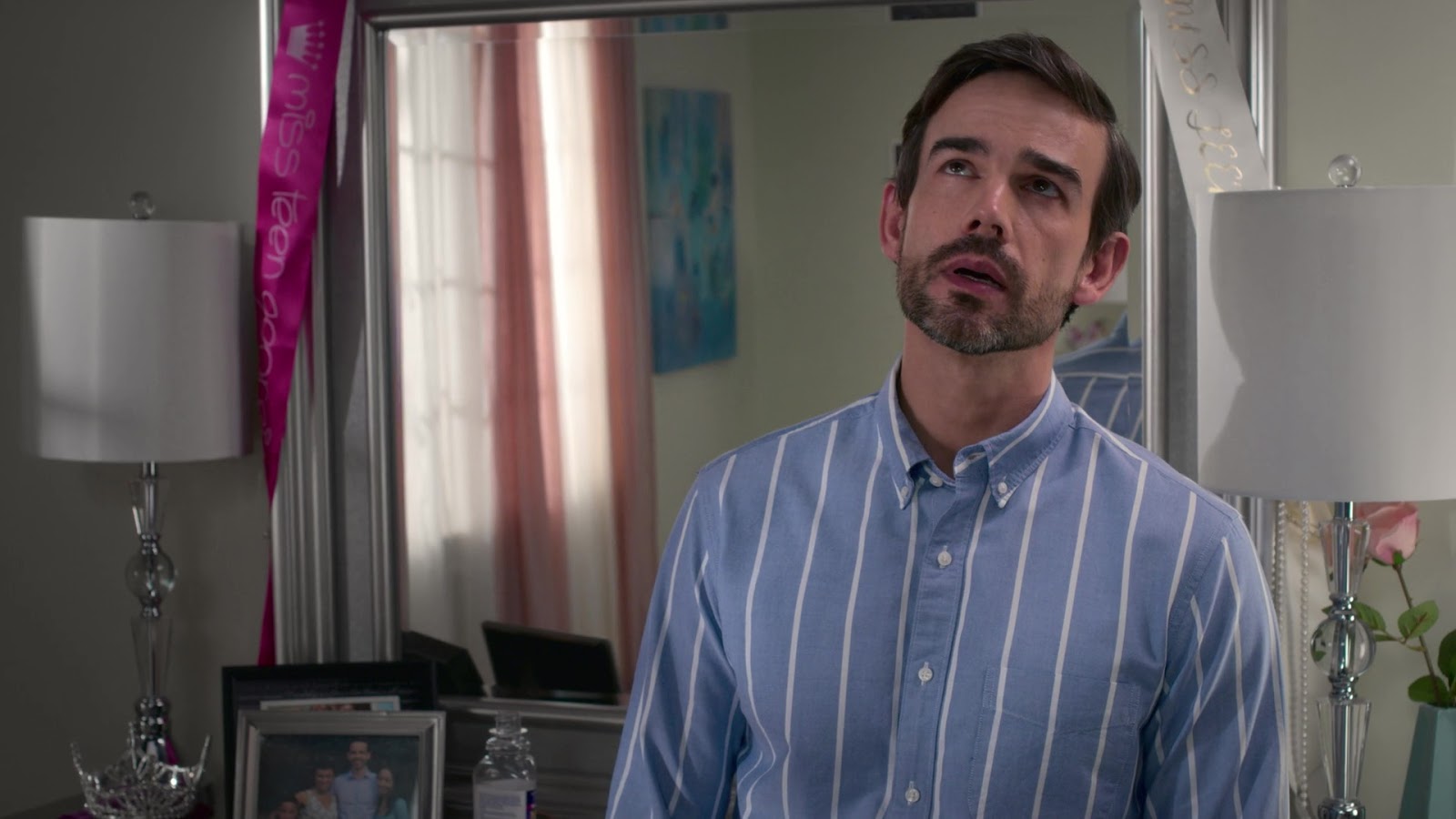 Films Et Séries Tv Avec Christopher Gorham ausCAPS: Christopher Gorham shirtless in Insatiable 1-07 "Miss Magic Jesus"