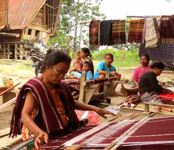 Mengenal Kain  Ulos Batak dan Beberapa Kerajinan  Tenun  