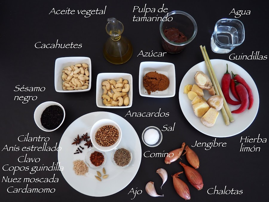 Laksa Sarawak al estilo Kuching, especialidad malaya popularizada por Anthony Bourdain. Caldo con noodles, pasta laksa, sambal belacan, guindilla a discreción.