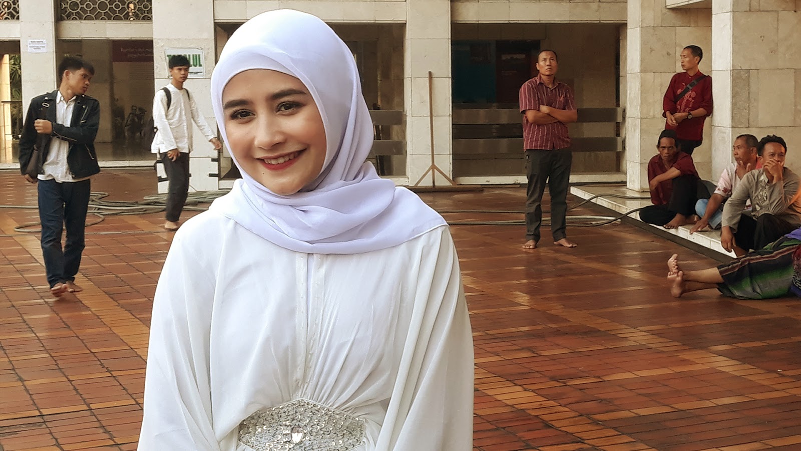 Prilly Latuconsina manis dan seksi jilbab seksi